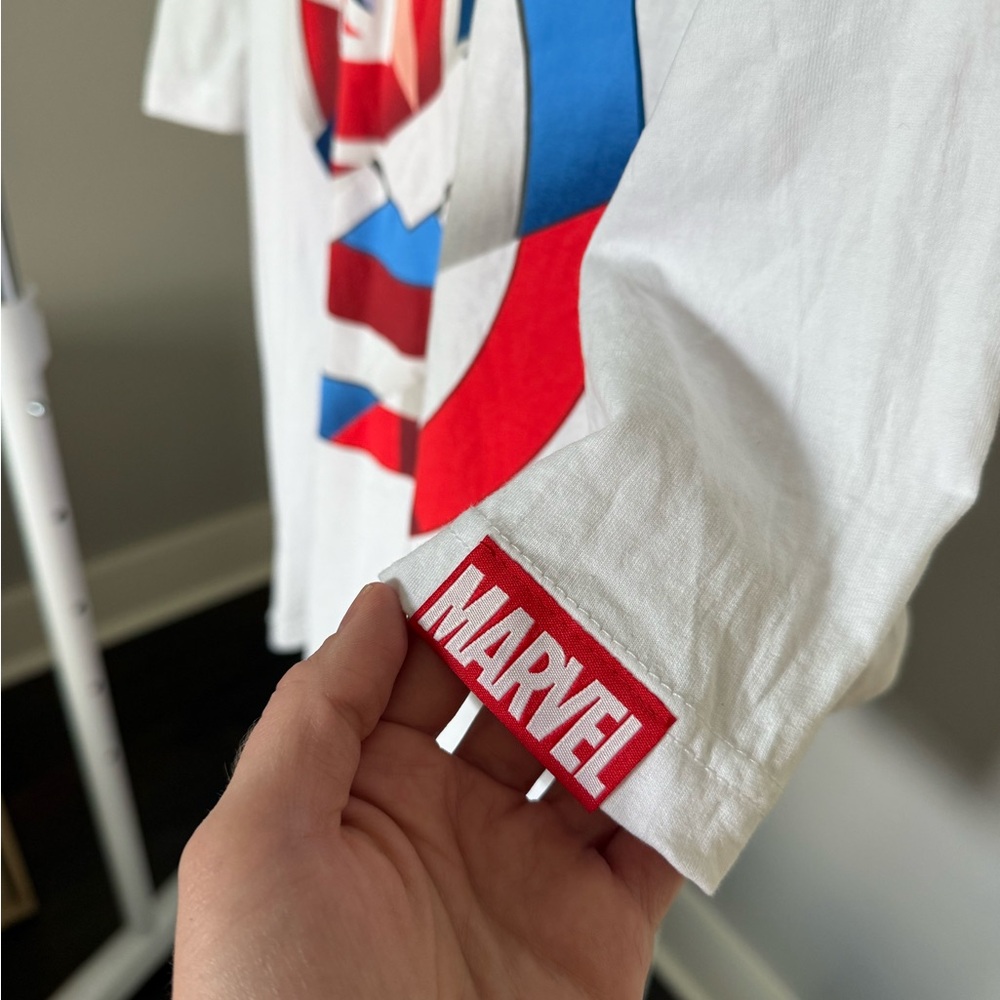 NEW Marvel Unisex Oversized Captain America Graphic Tee‎ Size Large - Picture 3 of 5